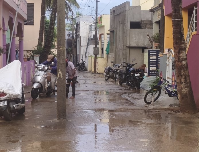 ಇಂದಿರಾ ಬಡಾವಣೆಯಲ್ಲಿ ನಡು ರಸ್ತೆಯಲ್ಲೇ ವಿದ್ಯುತ್ ಕಂಬ ಹೇಳೋರಿಲ್ಲ ಕೇಳೋರಿಲ್ಲ..!