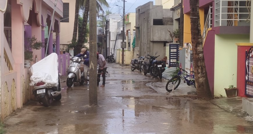 ಇಂದಿರಾ ಬಡಾವಣೆಯಲ್ಲಿ ನಡು ರಸ್ತೆಯಲ್ಲೇ ವಿದ್ಯುತ್ ಕಂಬ ಹೇಳೋರಿಲ್ಲ ಕೇಳೋರಿಲ್ಲ..!